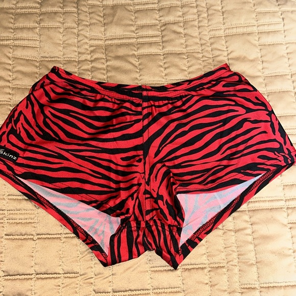 Derby Skinz - Picture 3 of 4